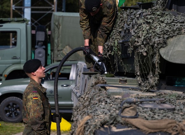 Niemcy chcą tankować swoje Leopardy e-paliwem i namawiają do tego innych