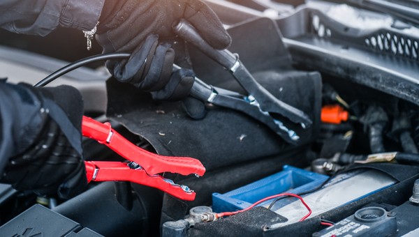 Za pomocą prostownika można naładować rozładowany akumulator