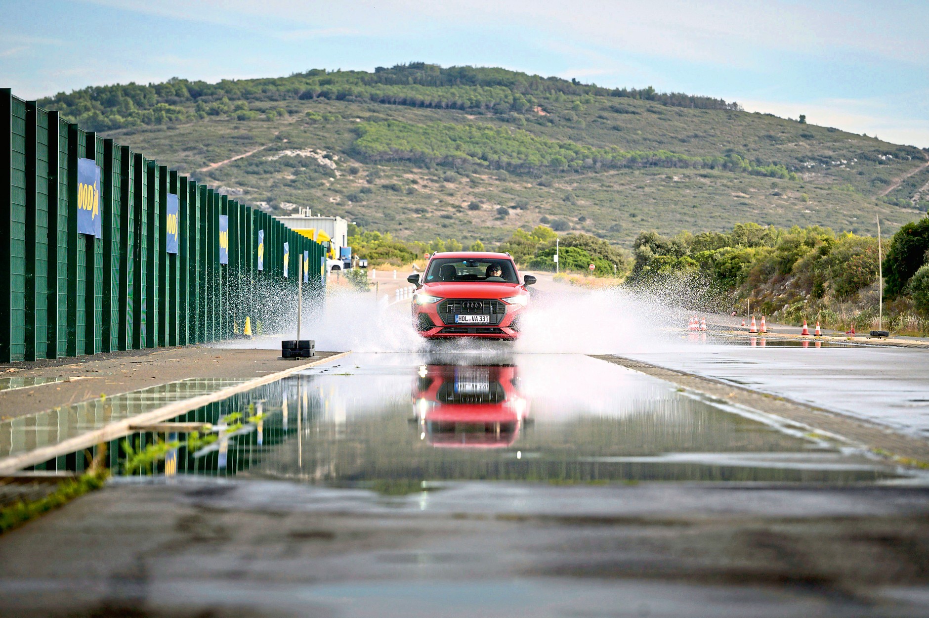 Pod względem odporności na aquaplaning opony do SUV-ów są znacznie lepsze od opon typu AT i MT do terenówek.