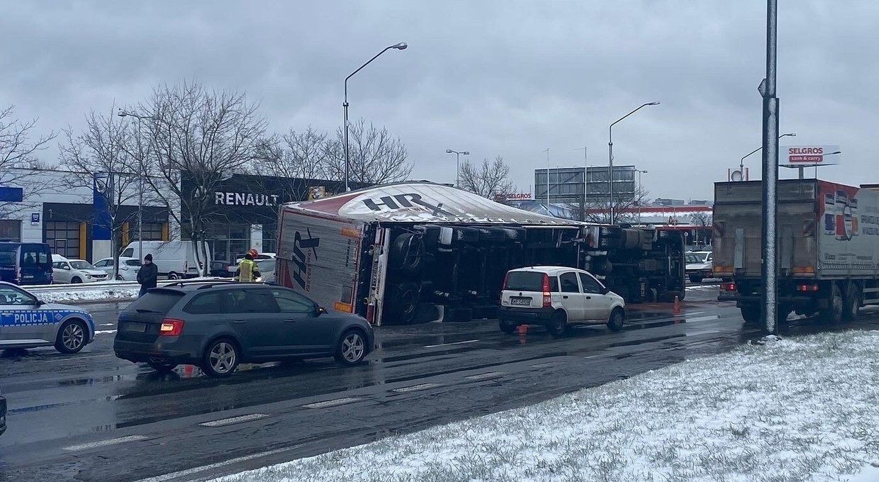Armagedon na ul. Puławskiej w Warszawie. Skutki burzy śnieżnej w stolicy [Zdjęcia]