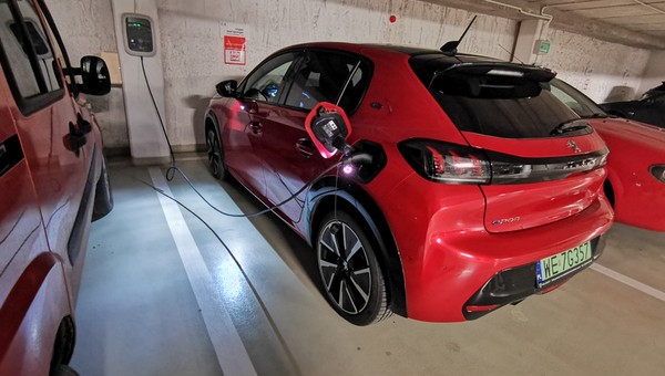 Polacy chcą ładowarek do elektryków w blokach. Badania to potwierdzają