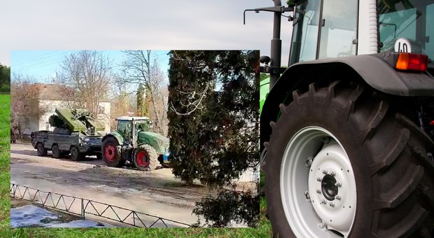 Ukraińcy starają się pomagać armii. Traktor wywozi rosyjski transporter opancerzony