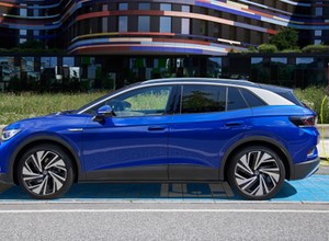 Volkswagen ID.4 nie ma szczęścia – produkcja znowu stanęła. Tym razem przez klamki