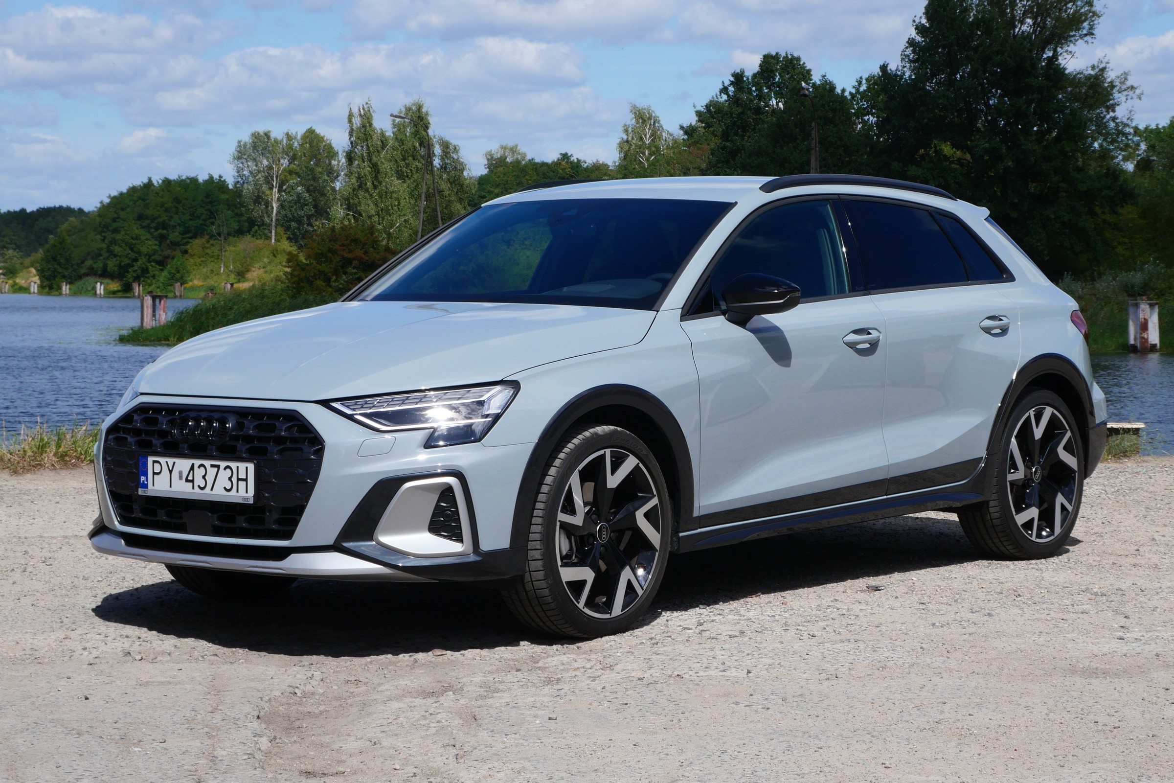 Jeździłem Audi A3 Allstreet, czyli "prawie-SUV-em". Podobało mi się, aż zajrzałem do schowka