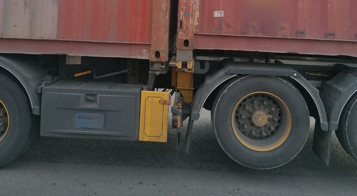 Podłączył do ciężarówki dwie naczepy