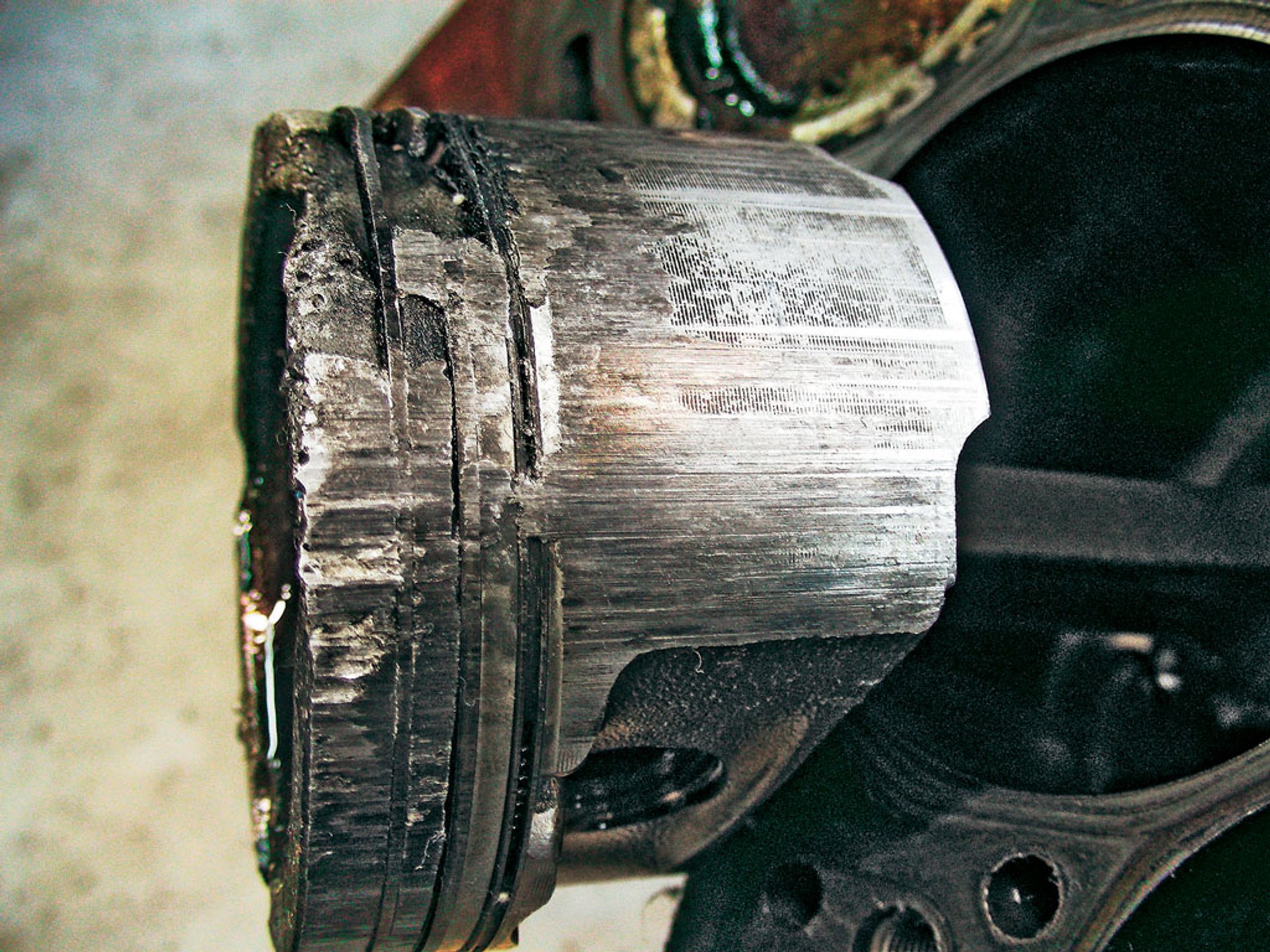 Czym grozi jazda z niewłaściwym poziomem oleju?