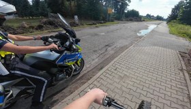Policja zatrzymuje i kontroluje jednośladu udające rowery. Sypuą się kary