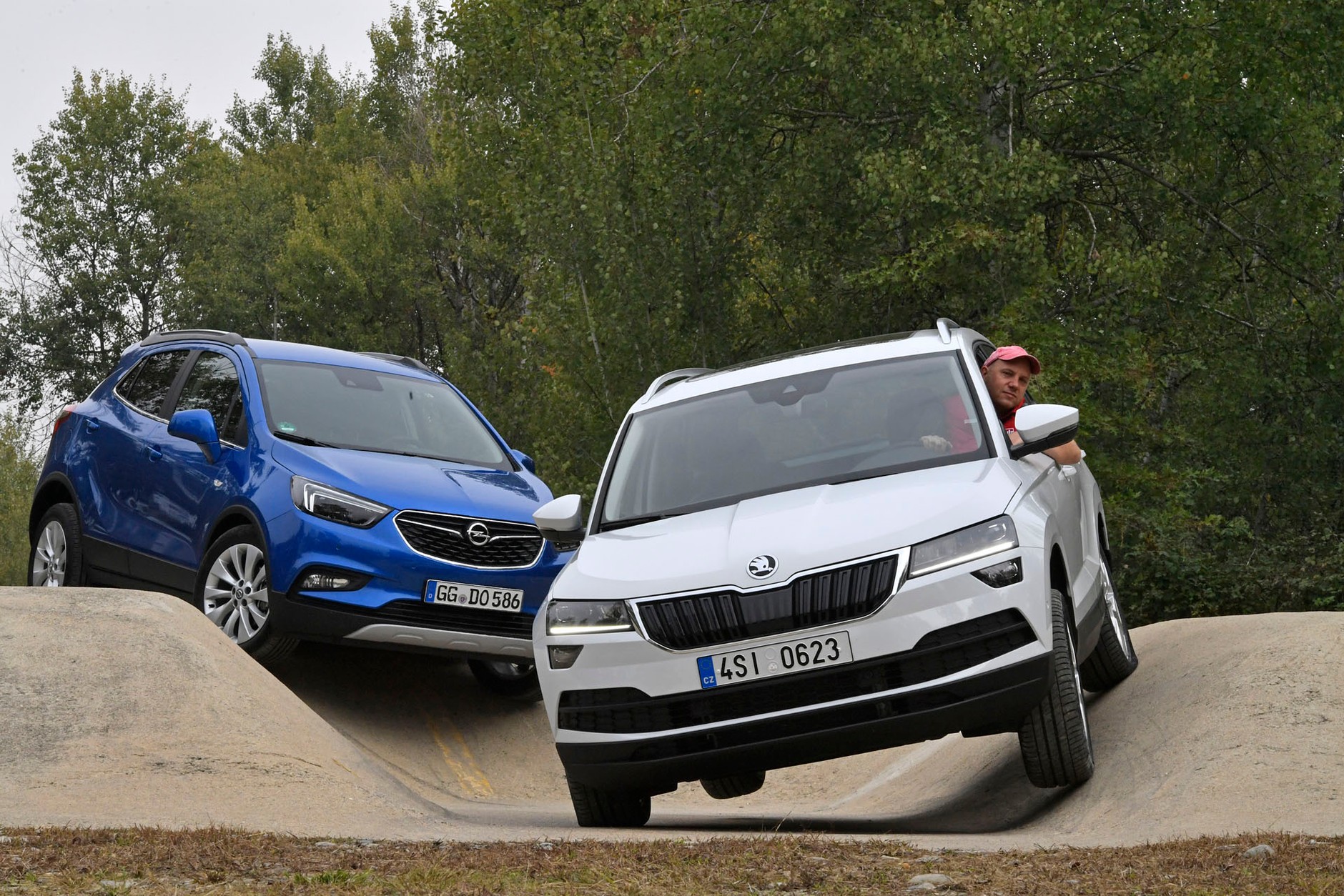Skoda Karoq kontra Opel Mokka X - który kompaktowy SUV będzie lepszym wyborem?