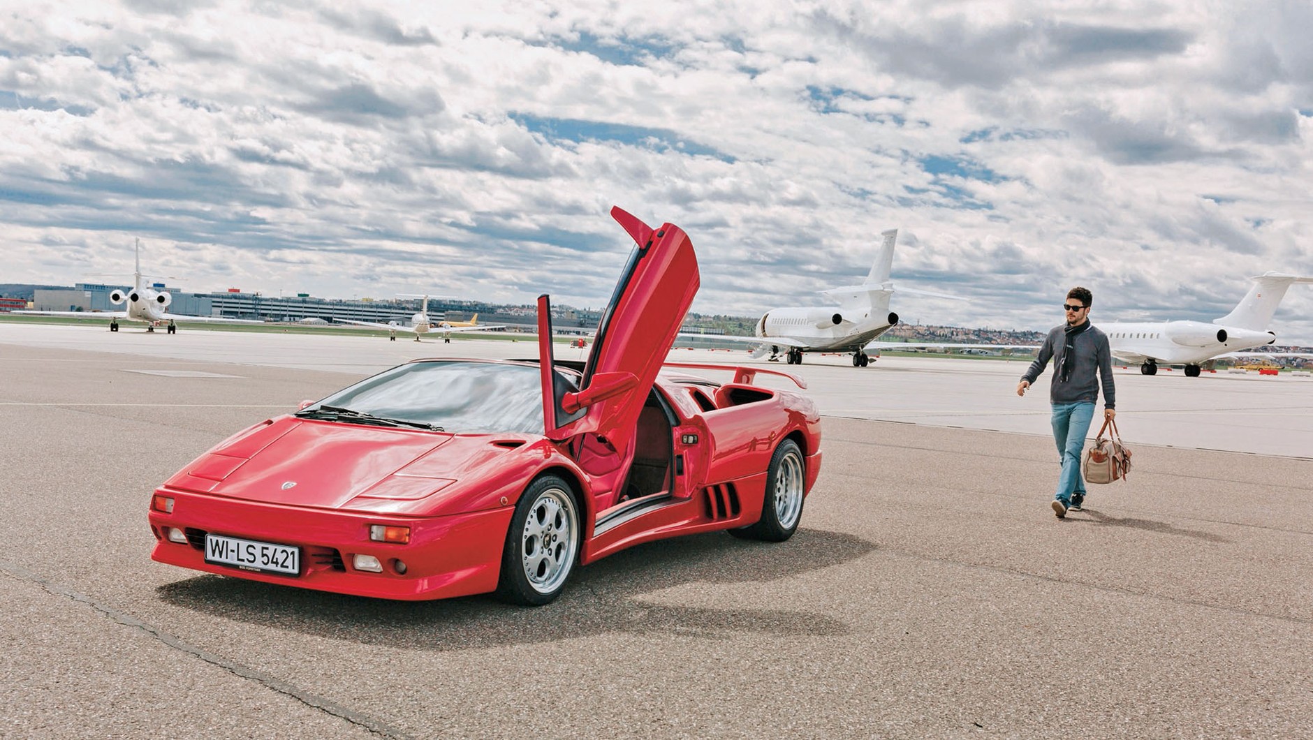 Przejęcie przez Chryslera, amerykańskiego giganta samochodowego, firmy Lamborghini uratowało małego włoskiego producenta sportowych aut. Jedynym dzieckiem z tego małżeństwa jest Diablo. Jeździmy roadsterem z silnikiem V12 o mocy 492 KM oraz z napędem na wszystkie koła .
