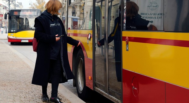 Jak skasować bilet w autobusie? Warszawski system spodobałby się Chińczykom