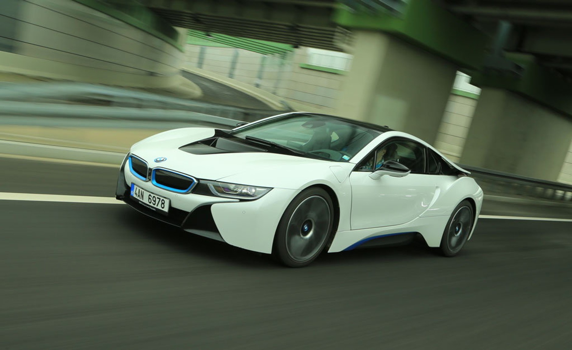 BMW i8 - samochód z piorunującym wrażeniem