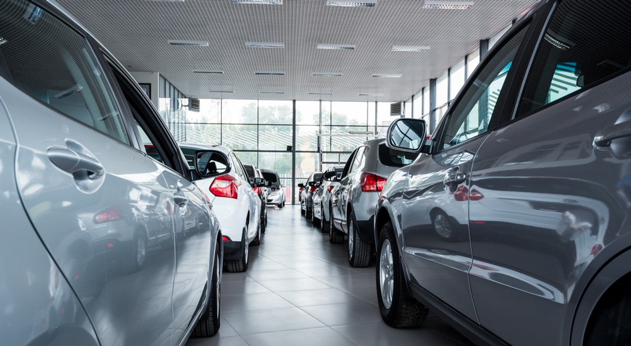 Wyprzedaże roczników już ruszyły. Przeglądamy oferty, które mają producenci. Są haczyki