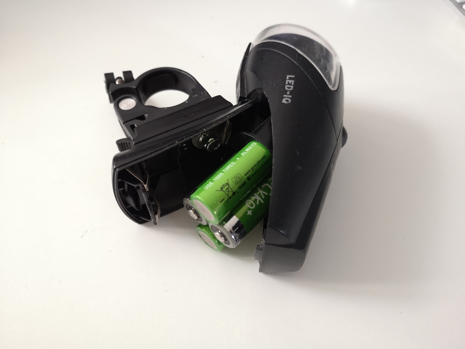 Pomimo zewnętrznej ładowarki akumulatorki można w każdej chwili wyjąć i zamienić na naładowane, w przypadku akumulatorków NiMh także na baterie alkaliczne. To bardzo praktyczne rozwiązanie.