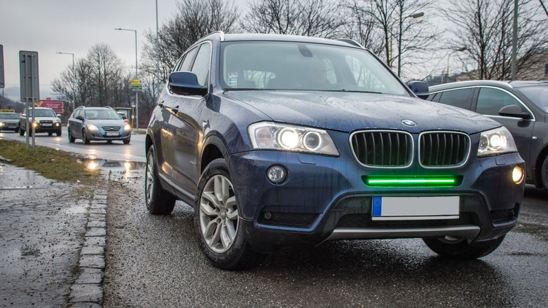 Dodatkowe zielone światło stopu montowane z przodu auta