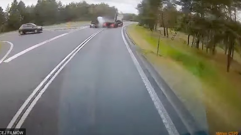 Naczepa wyjechała z pasa ruchu i zmiotła auto osobowe