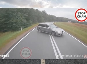 Kierowca Subaru nagle wpadł w poślizg. Całą sytuację nagrał wideorejestrator