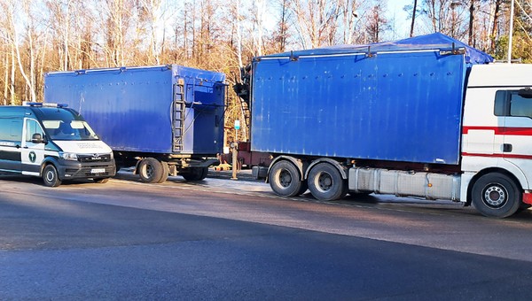 Inspektorzy ITD zatrzymują ciężarówki i każą przeładowywać towar. "Albo nie jedziesz dalej"
