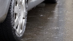 Szklanka na drogach! Jak jeździć w takich warunkach?