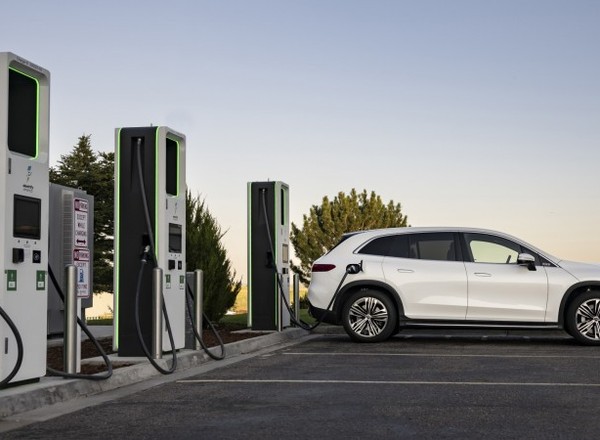 Mercedes me Charge – jedną kartą naładujesz elektrycznego Mercedesa dosłownie wszędzie