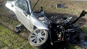 BMW dosłownie rozpadło się na części. Kierowca zginął na miejscu