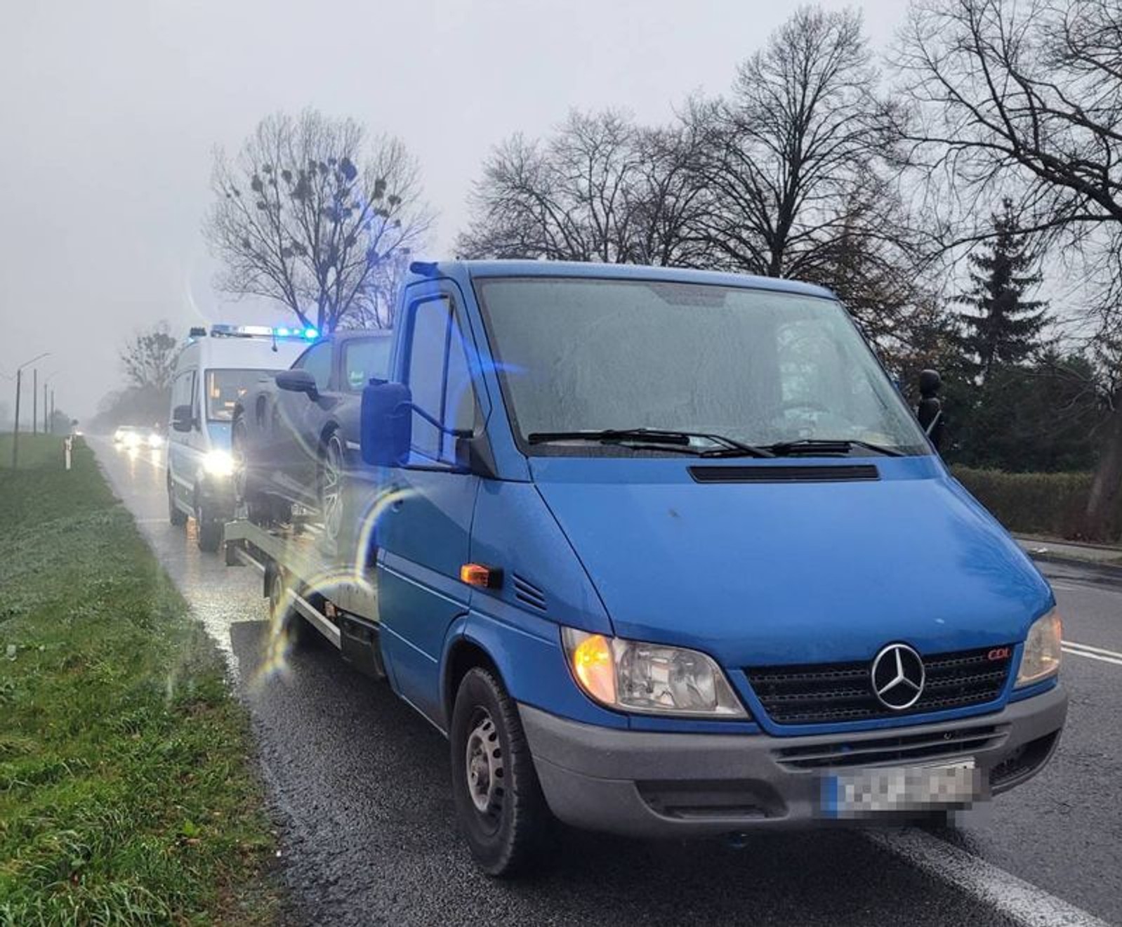 Porsche, które 25-latek przewoził na starej lawecie, było kradzione. Wkrótce auto może wrócić do właściciela z Niemiec