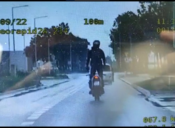 Ten motocyklista aż się prosił o interwencję policji. Wysoka kara dla 21-latka [WIDEO]