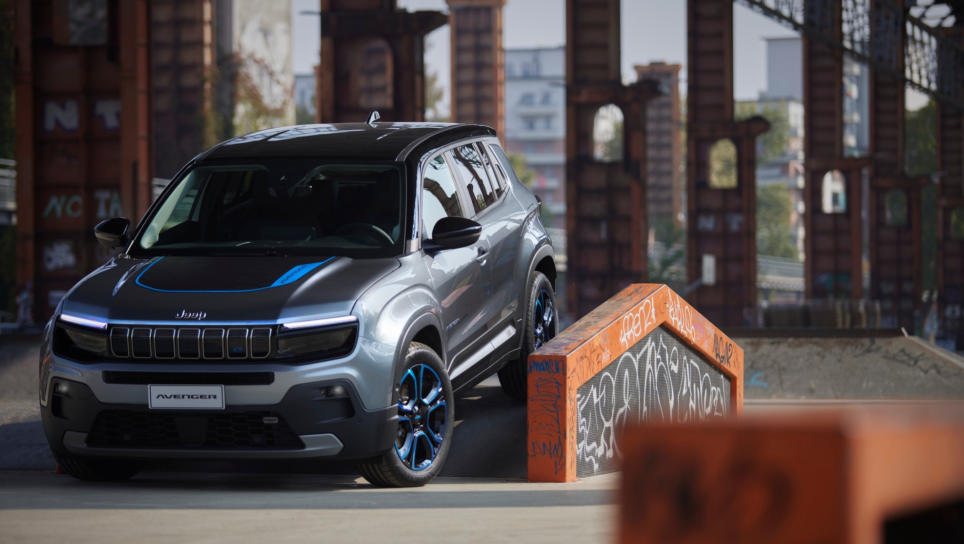Avenger będzie wyposażony w liczne systemy bezpieczeństwa, m.in.: tempomat adaptacyjny (Adaptive Cruise Control), systemem centrowania toru jazdy (Lane Centering), system wspomagający jazdę w korku (Traffic Jam Assist), system automatycznego hamowania awaryjnego (Automatic Emergency Braking) z funkcją wykrywania pieszych i rowerzystów.