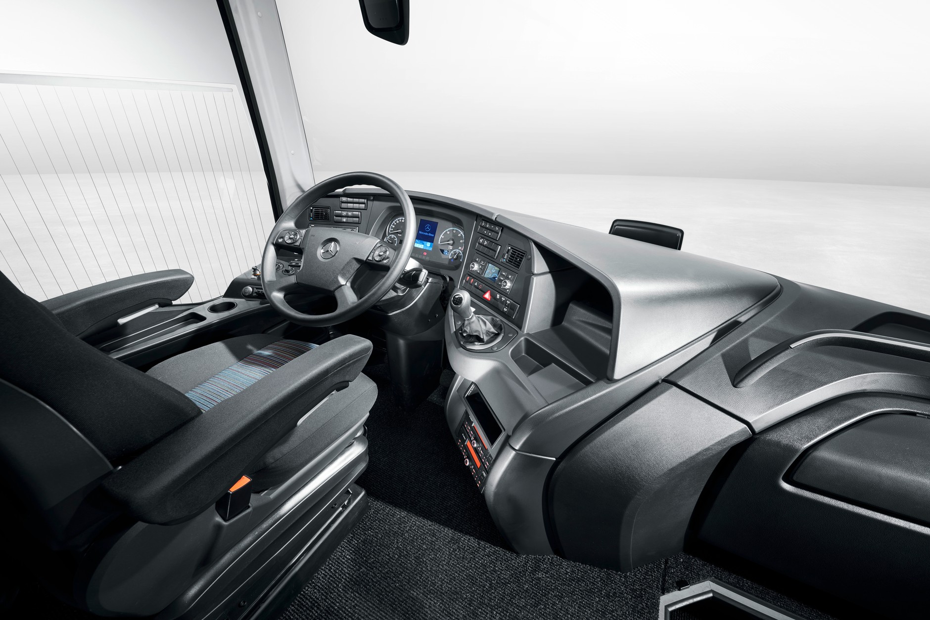 Mercedes Tourismo. Producent przygotował dwie wersje kokpitu. Na zdjęciu odmiana z ręczną 6 biegową przekładnią