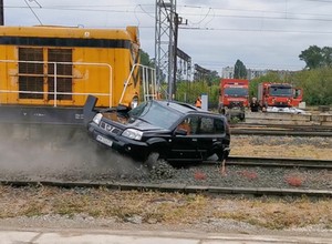 Widziałem SUV-a miażdżonego przez lokomotywę. W tej konfrontacji nie miał najmniejszych szans [WIDEO]