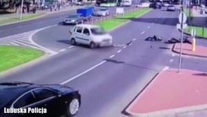 Motocyklem prosto pod samochód. Policja publikuje nagranie ku przestrodze [WIDEO]