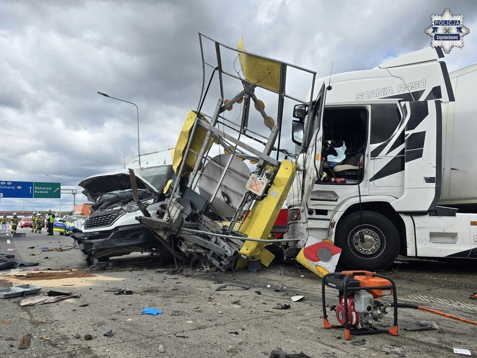 Wypadek na A1. Na zdjęciu widać, że przyczepka energochłonna była przyczepiona do busa.