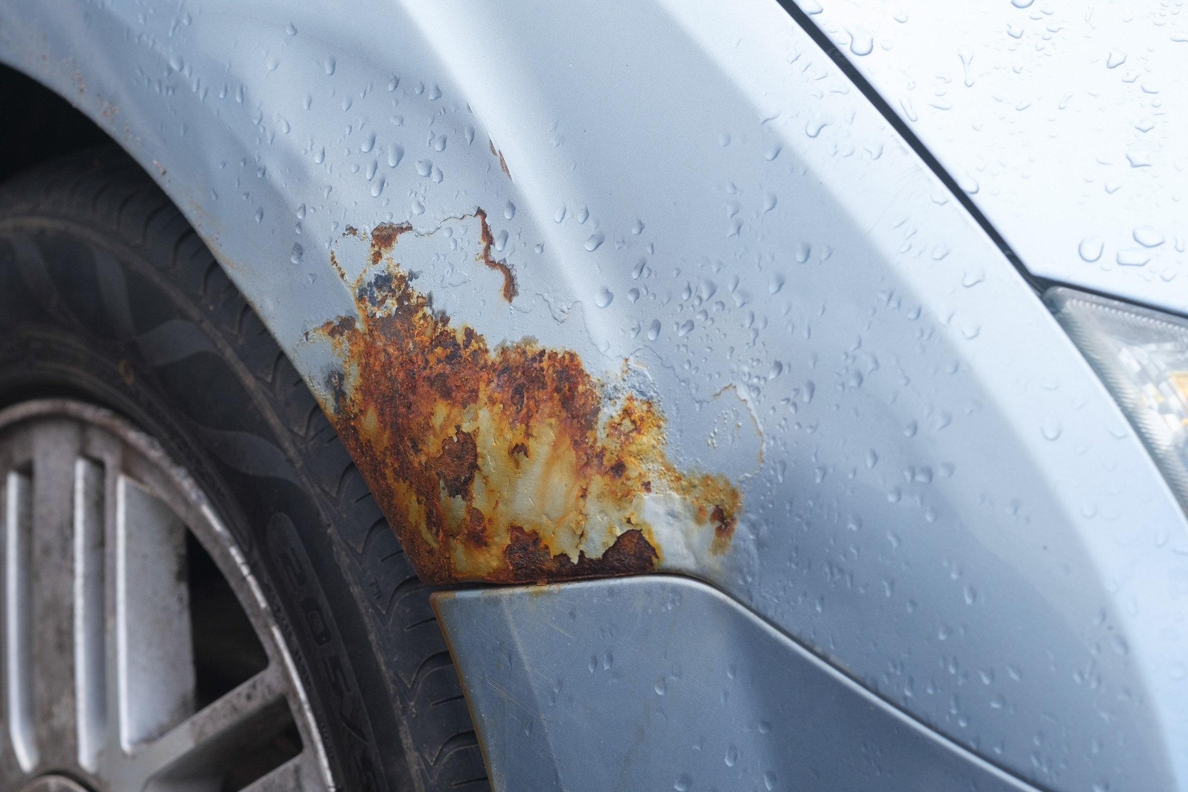 Dziesięć samochodów z największymi problemami z korozją. choćby pięcioletnie już korodują