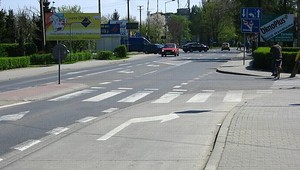 Czy na pasie do skrętu trzeba używać kierunkowskazu? Sprawdzamy przepisy