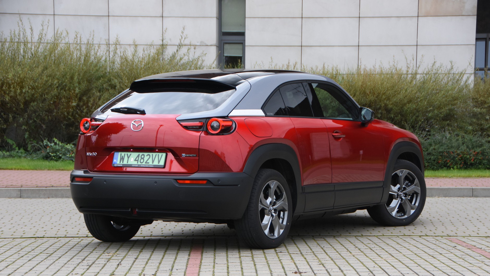 Mazda MX-30 to auto elektryczne w którym producent celowo zrezygnował z dużego akumulatora.