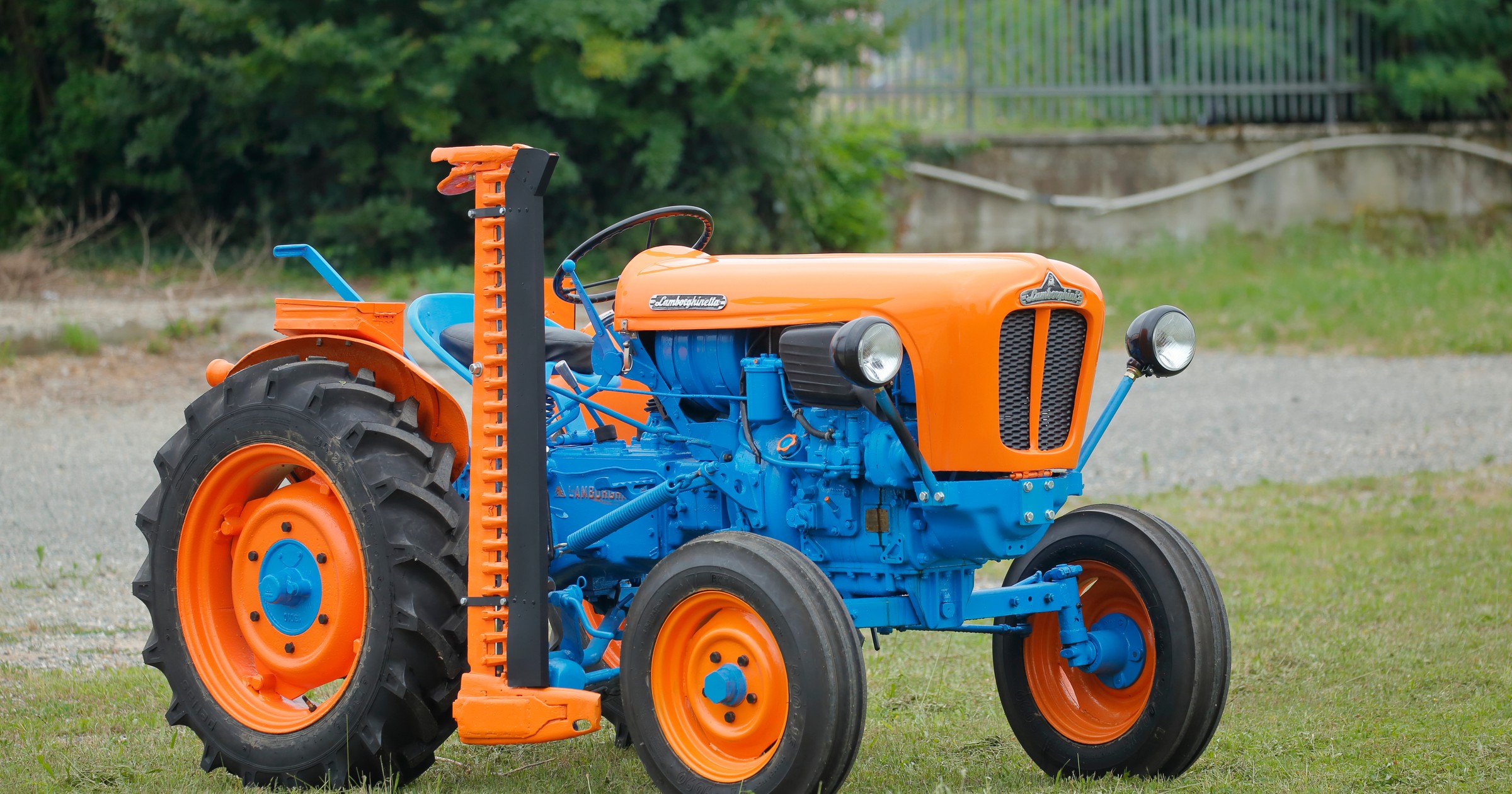 Odrestaurowany traktor jednego z dzisiejszych producentów samochodów
