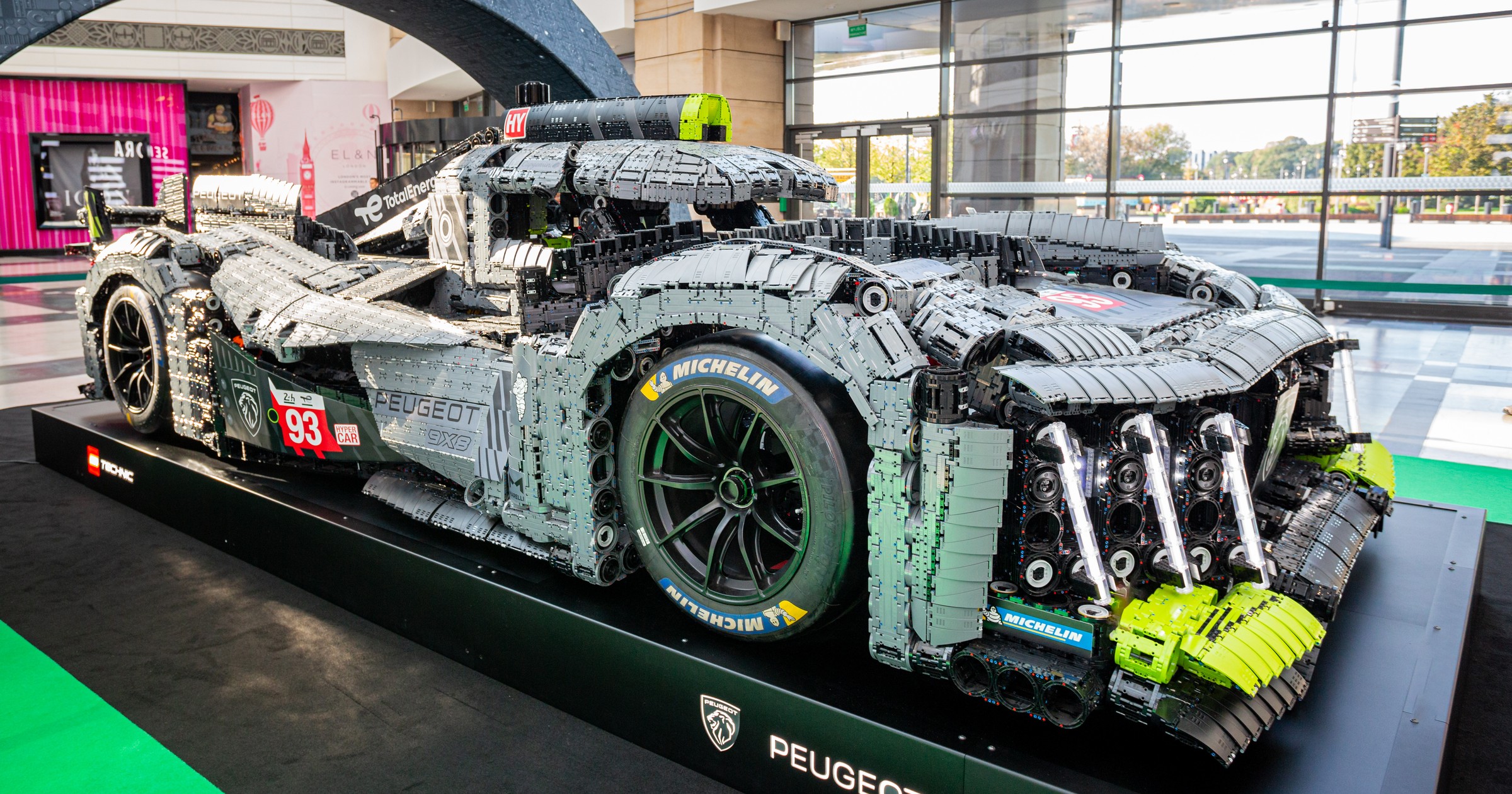 Peugeot 9X8 Hybrid Hypercar z klocków LEGO w Warszawie