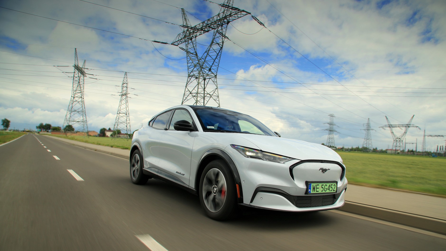 Mustang Mach-E to elektryczny SUV, który dzięki mocnemu silnikowi zapewnia świetne osiągi, a duża bateria oferuje niezły zasięg (przy zużyciu 21 kWh/100 km ok. 420 km).
