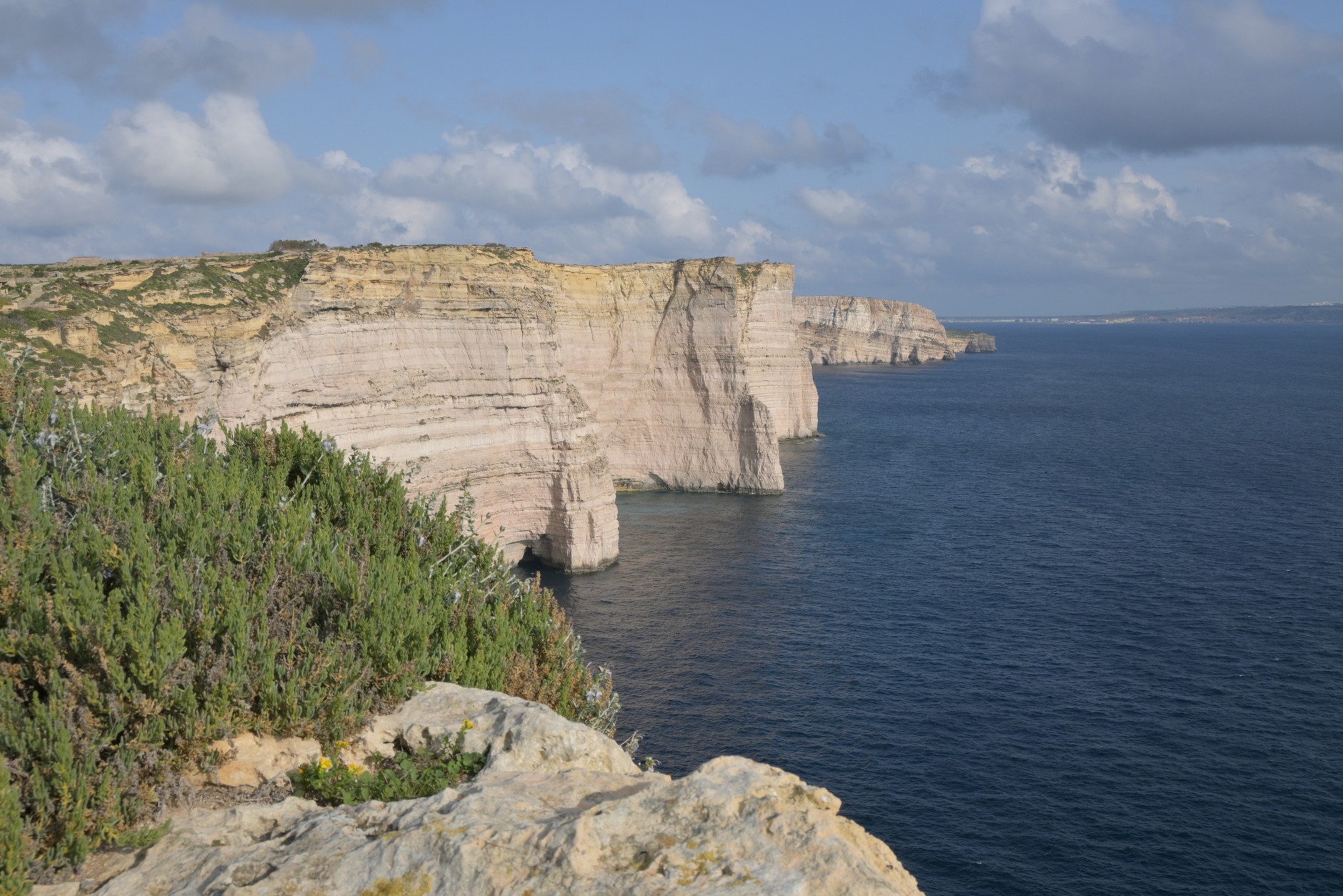 Na Gozo klify są jeszcze piękniejsze niż na Malcie, ale na mniejszej z wysp lepiej poruszać się autem — autobusem trudniej jest dotrzeć do wielu atrakcyjnych miejsc