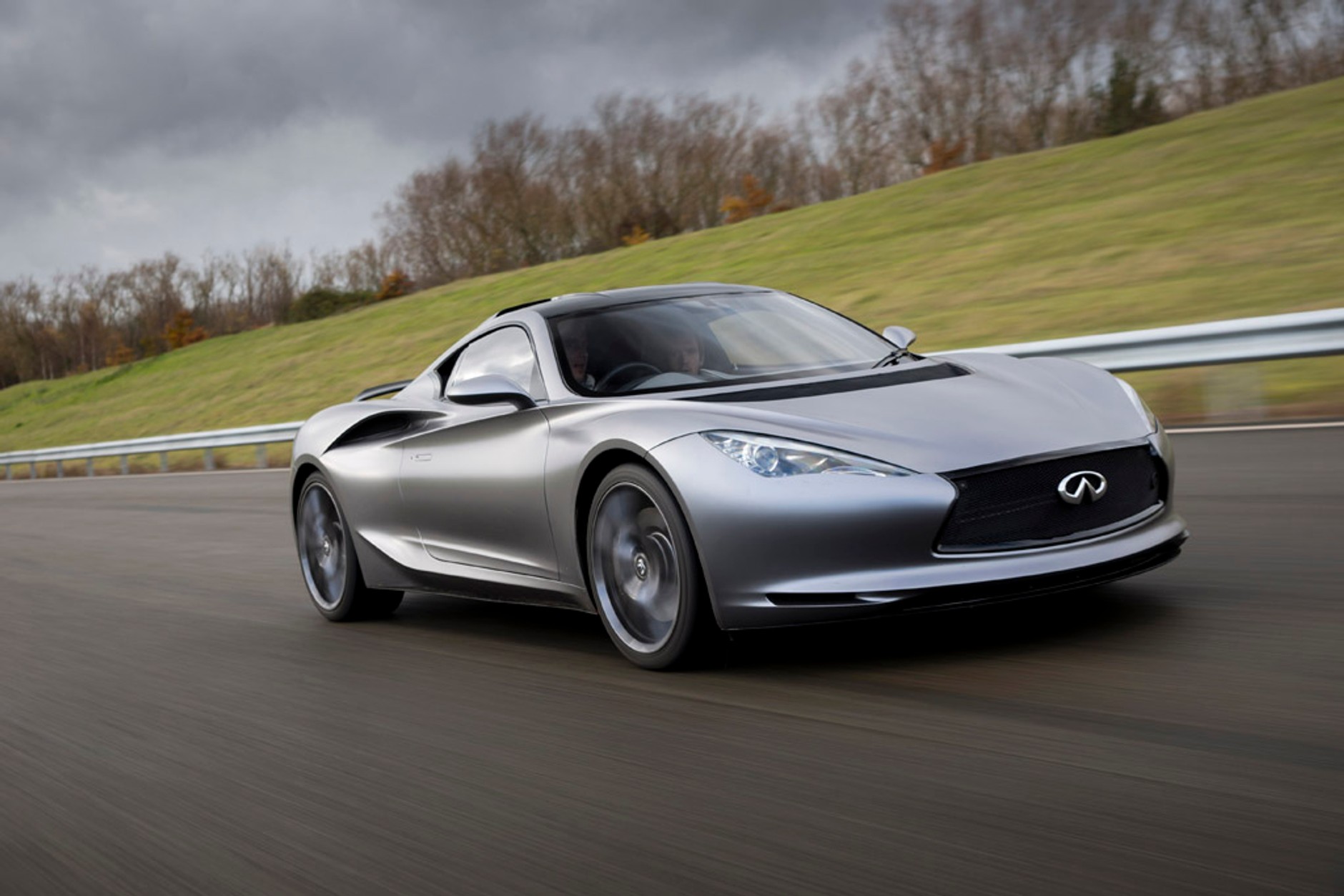 Infiniti Emerg-e: samochód mknący w milczeniu