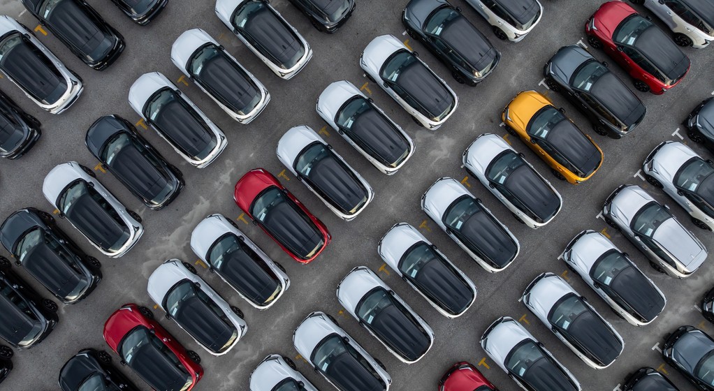 Nowe samochody na placu