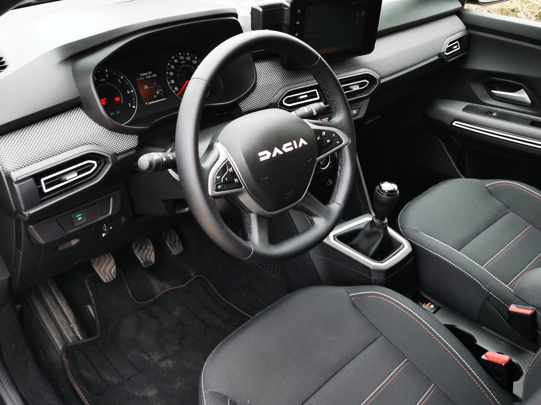 Dacia Jogger: wnętrze jest proste, nieźle spasowane, ale plastiki są twarde i nieestetyczne.