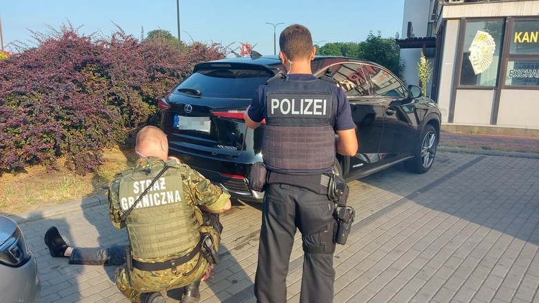 Polsko-niemiecki patrol zatrzymał Ukraińca w skradzionym Lexusie