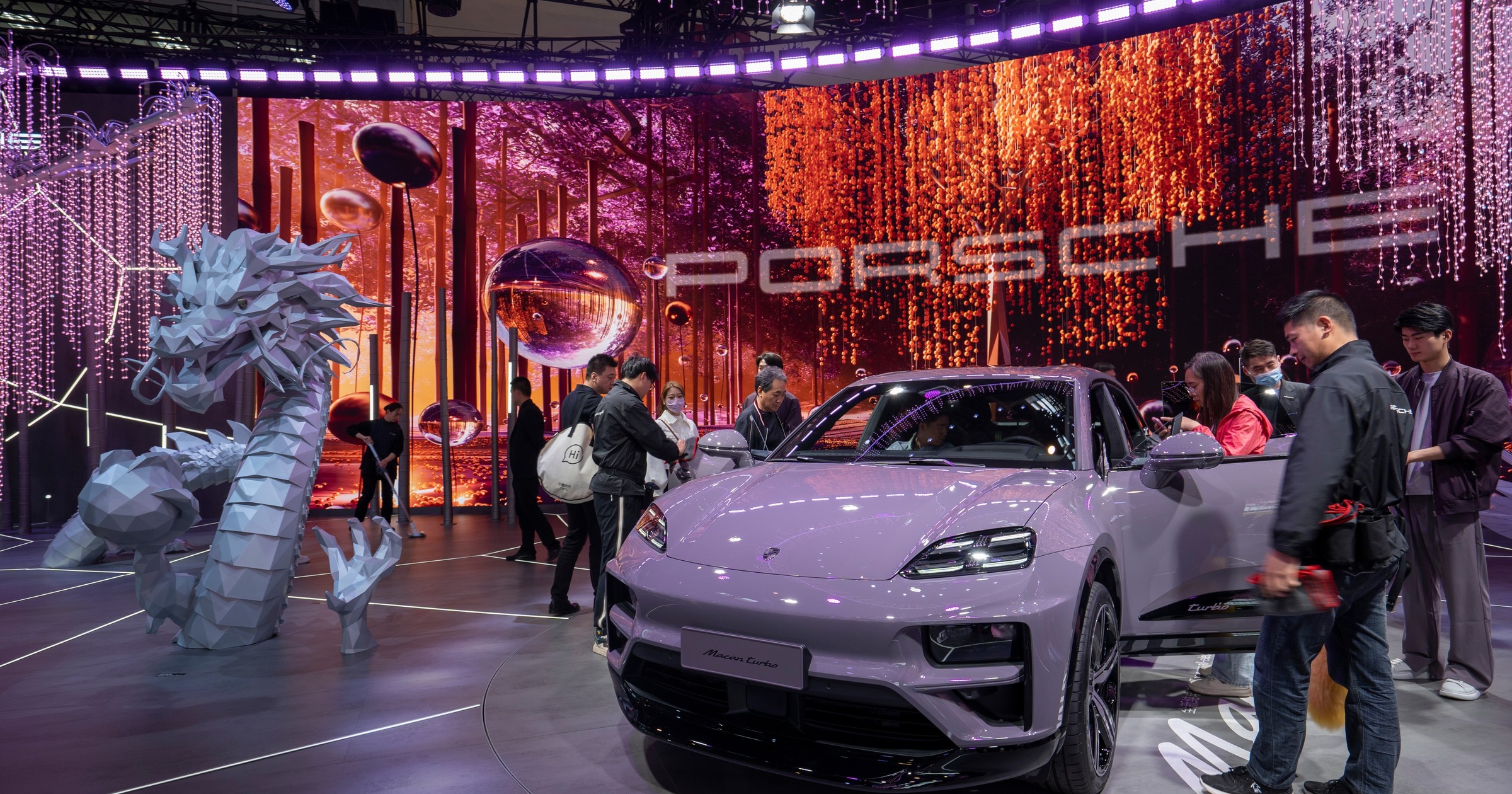 Porsche na salonie w Pekinie w 2024 r.
