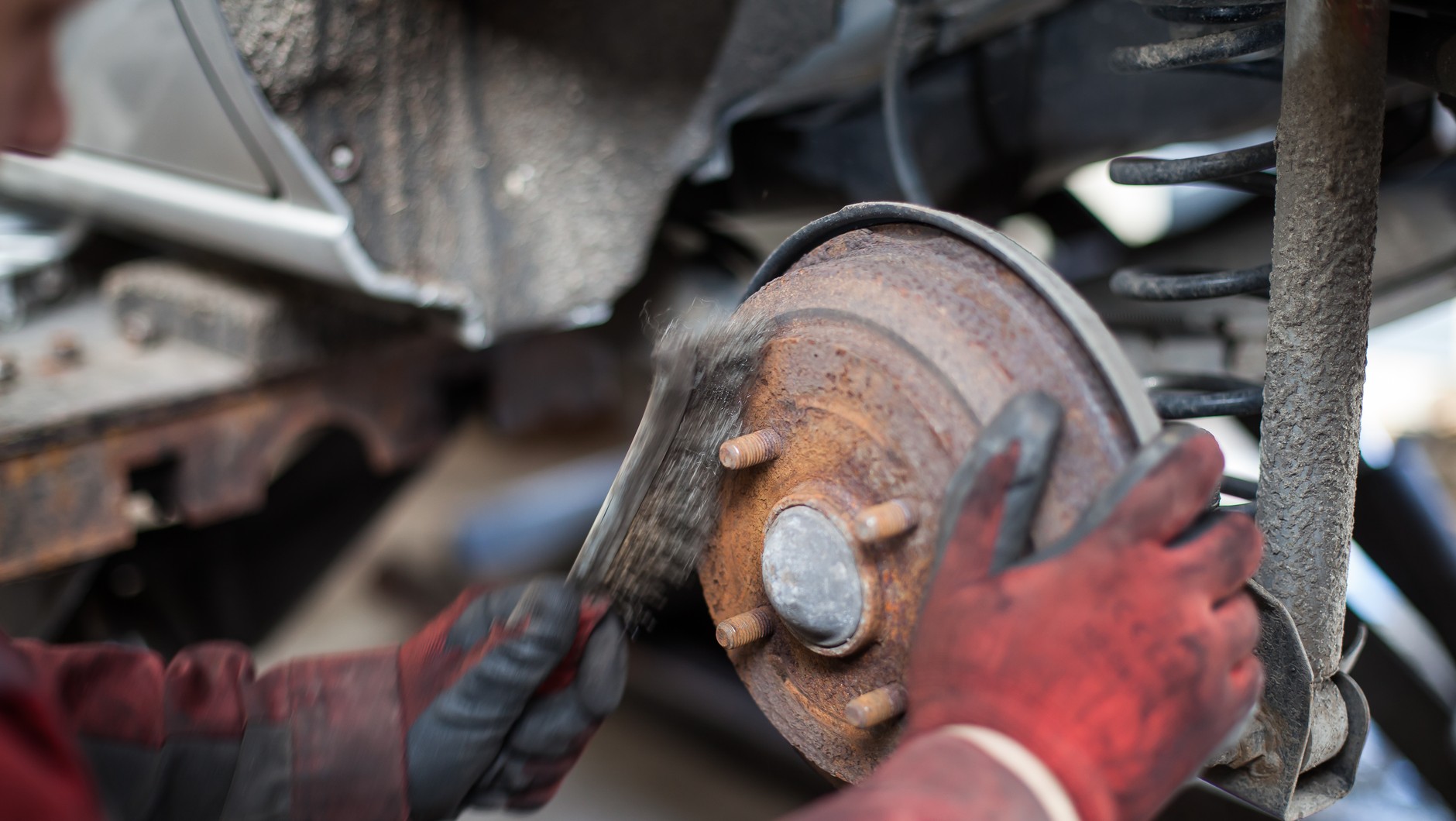 W pośpiechu mechanicy często rezygnują z ważnych czynności, takich jak choćby oczyszczenie miejsc, w których obręcz przylega do piasty.