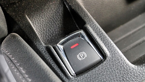 Elektrycznie hamulec postojowy uruchamia się automatycznie po wyłączeniu silnika