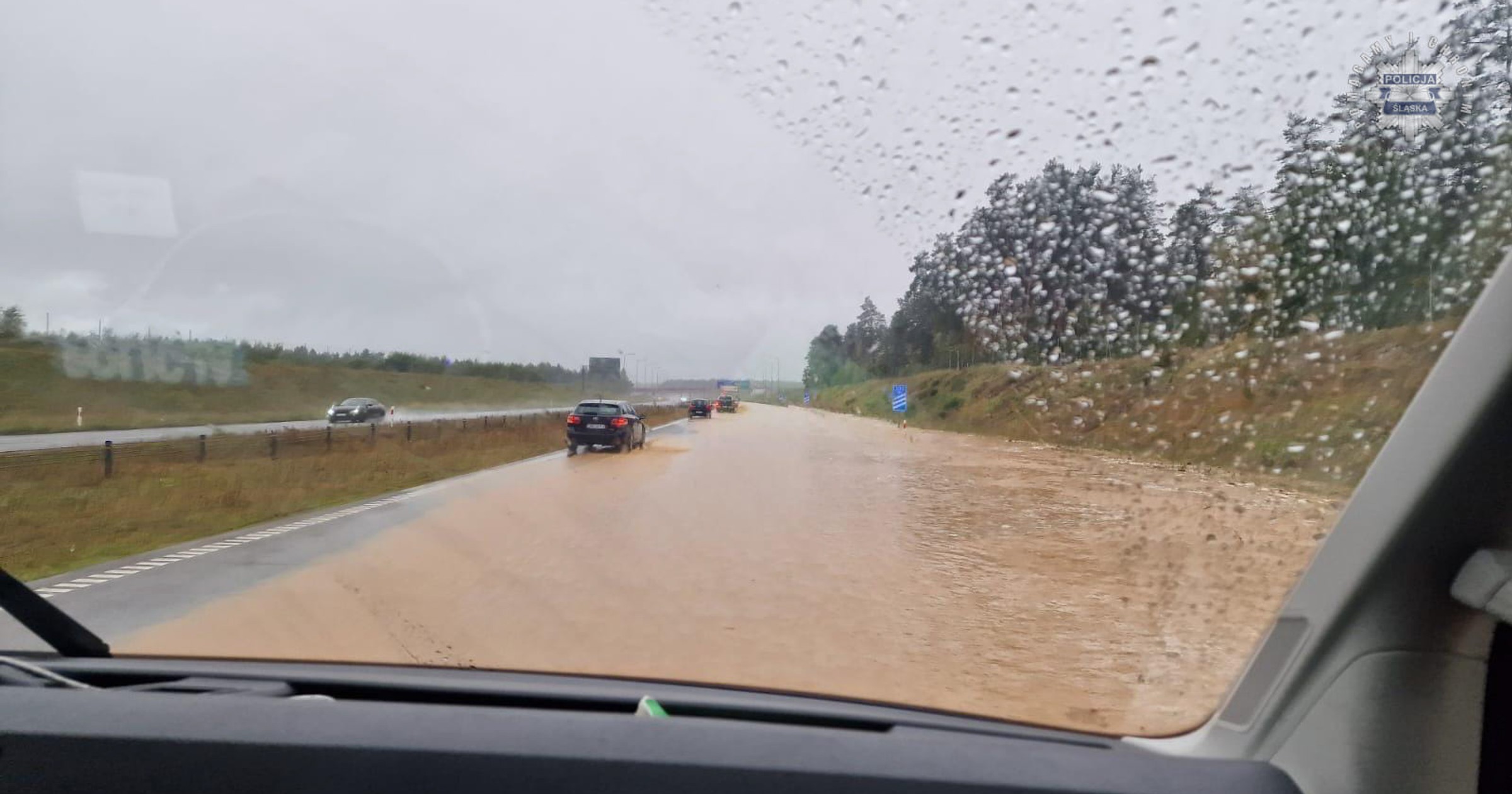 Zalana autostrada A1 w kierunku Ostrawy