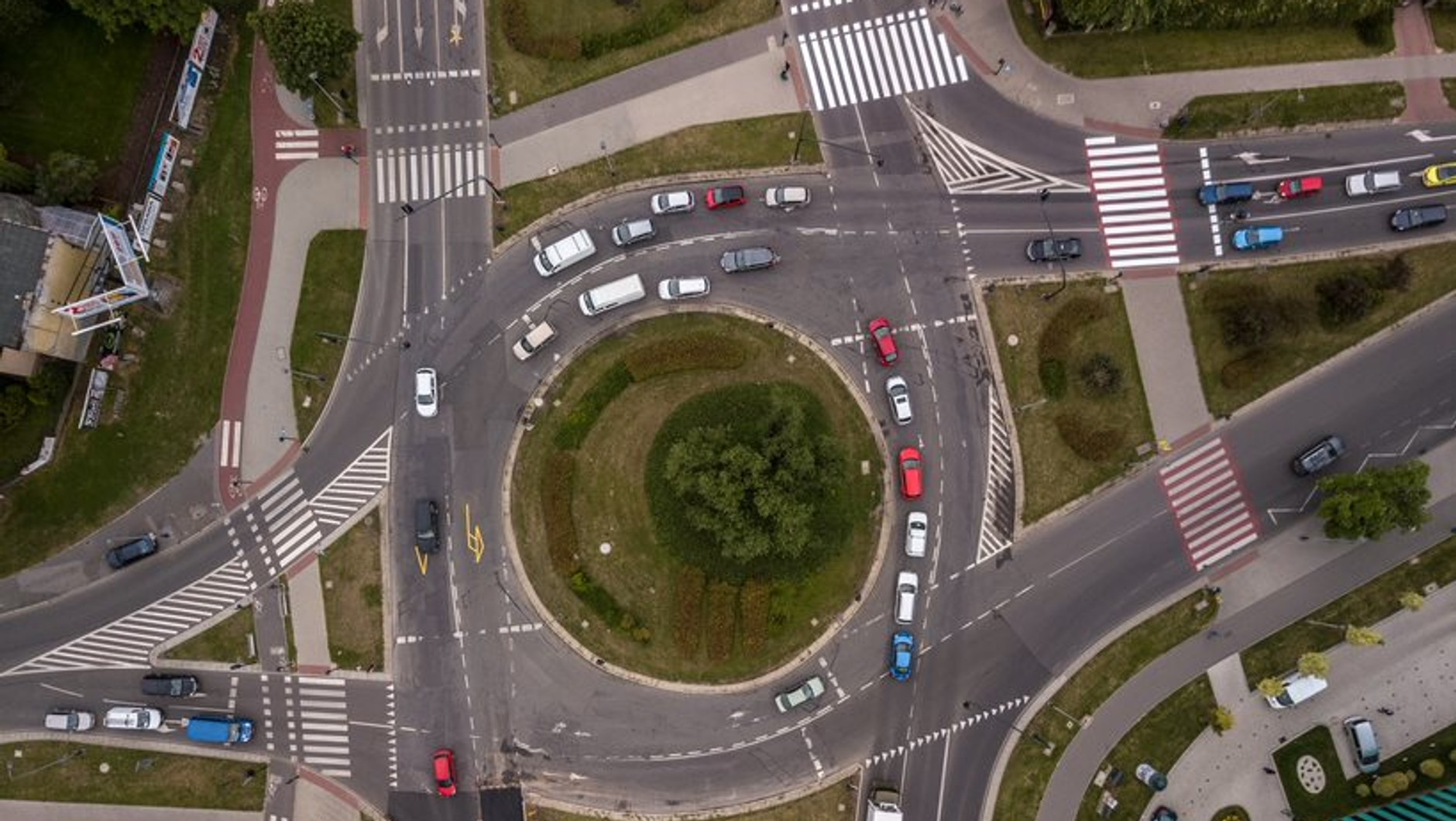 Rondo, na którym pasy krzyżują się w pobliżu wyspy