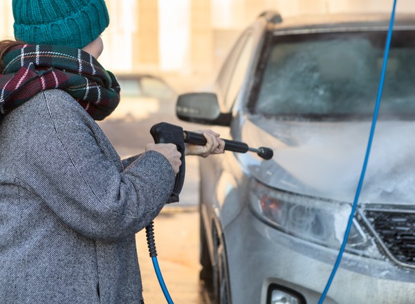 Mycie auta zimą. Bezdotykowo, ręcznie czy w myjni automatycznej?