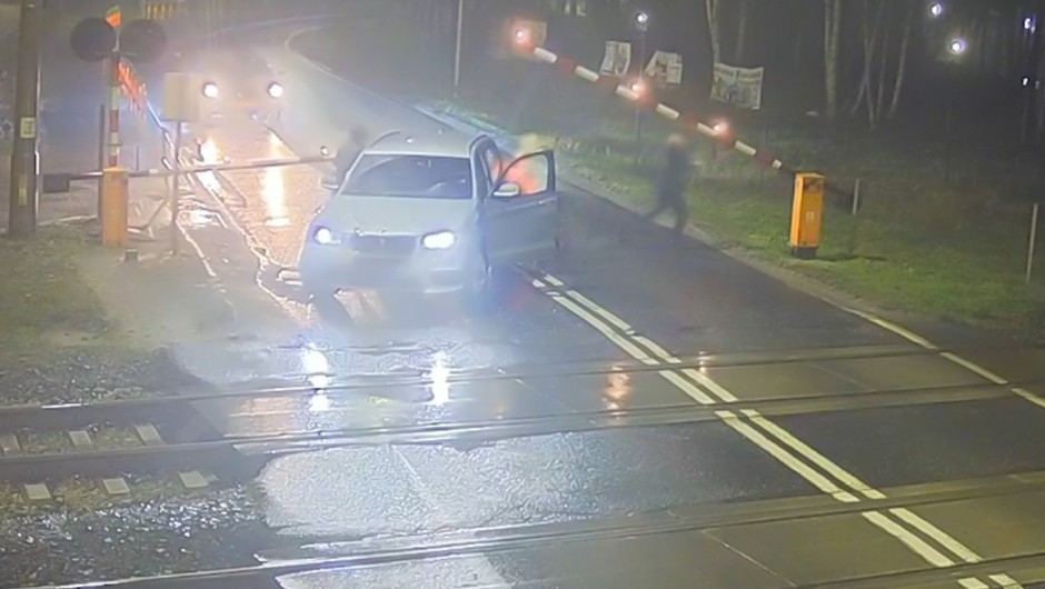 Kierowca BMW wjechał na przejazd mimo znaku ostrzegawczego