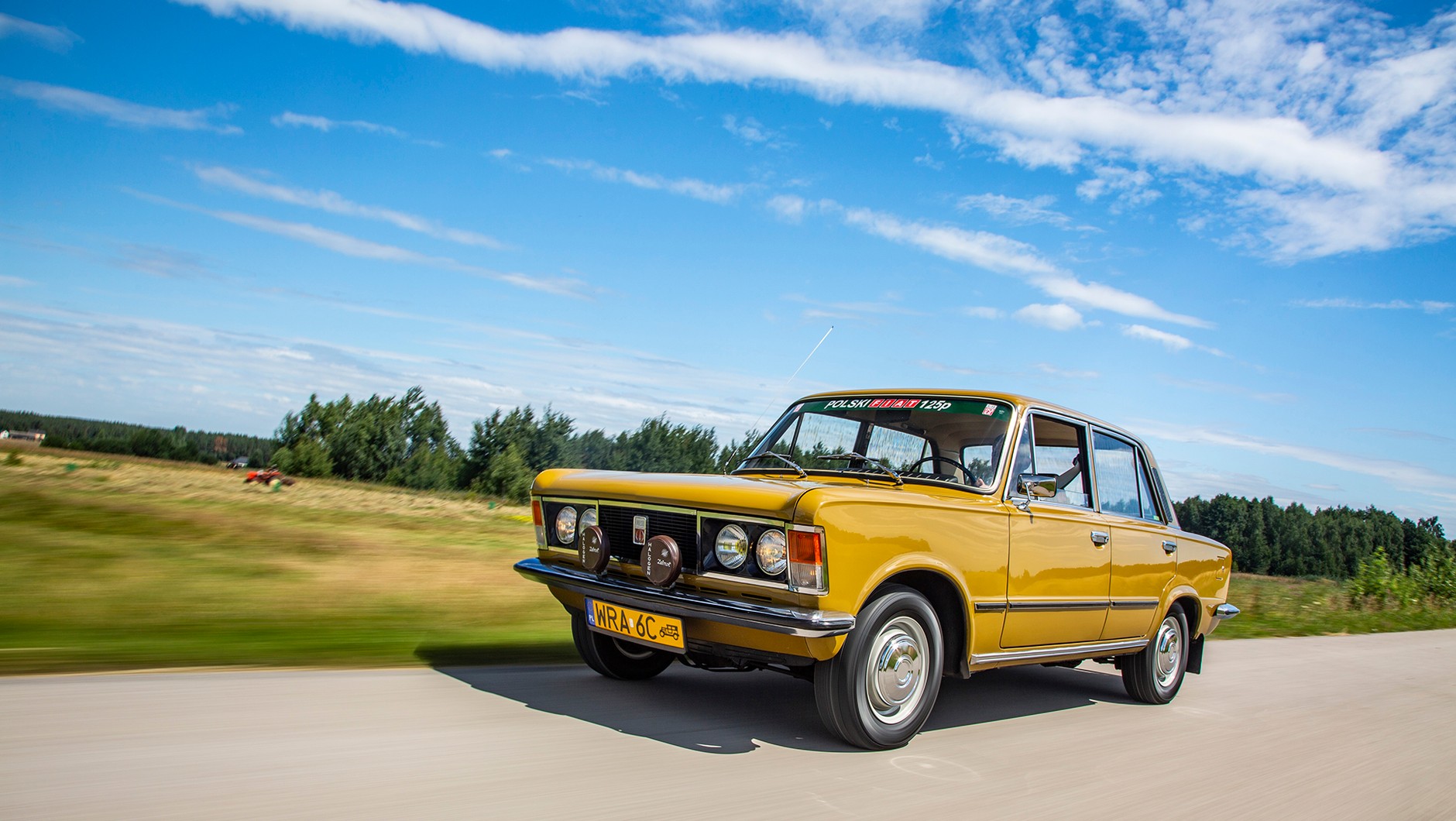Oliwkowy Fiat (kod lakieru L57) został wyprodukowany w 1977 roku, dlatego auto nie ma już uchylnych trójkątnych szyb (tzw. fletnerek). Od tego momentu rozpoczął się proces zubażania auta i pogarszania jego jakości, który osiągnął apogeum 
na początku lat 80.